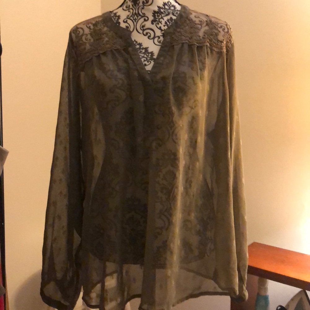 Beautiful blouse - Picture 3 of 8